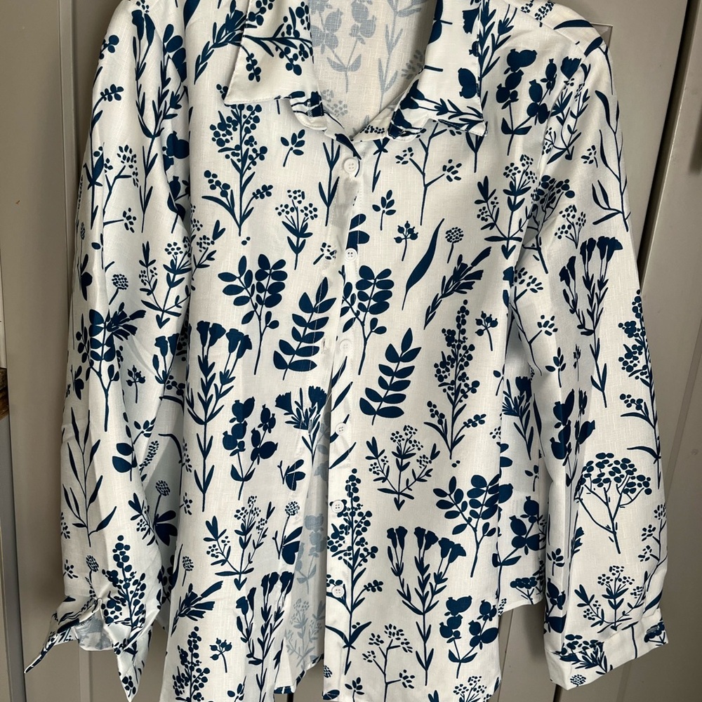 Women shirt, blue and white pattern 
Long sleeve 
L size
New never worn